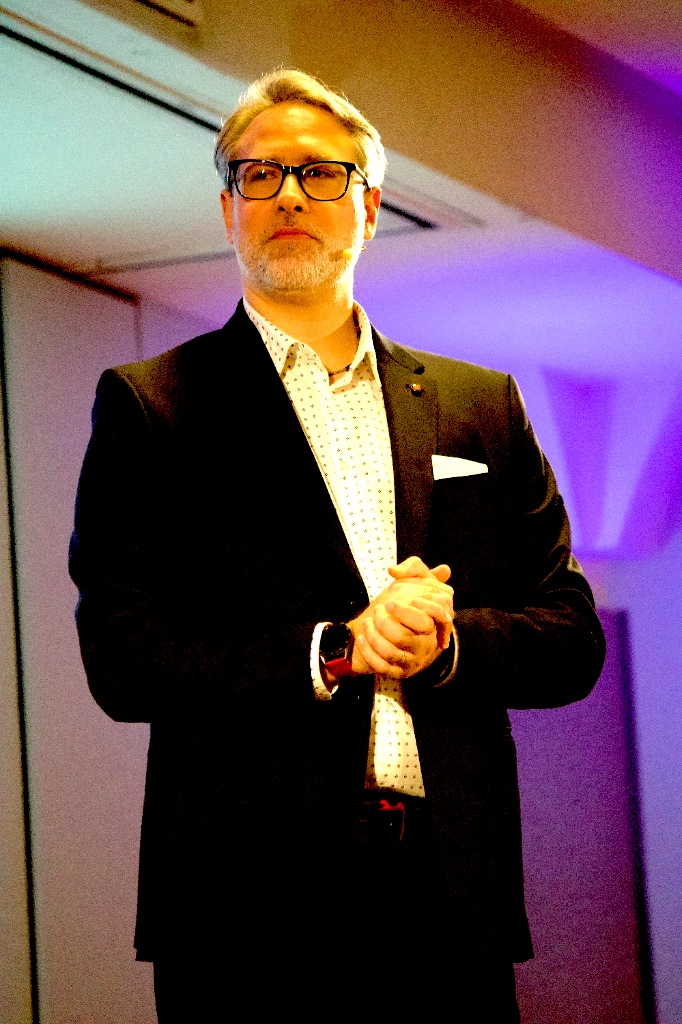 Stefano De Carlo Keynote Speaker sul palco