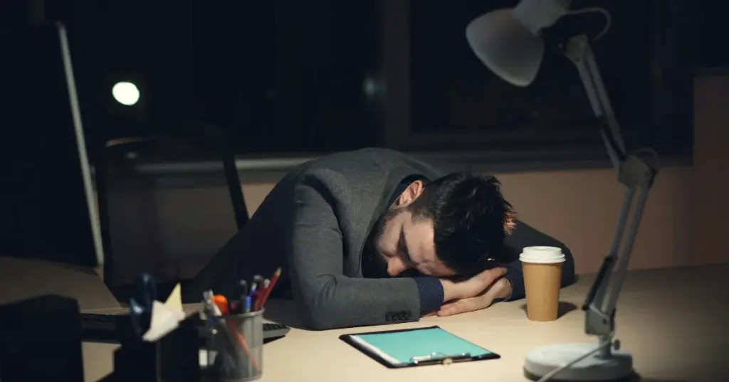 Imprenditore esausto lavora a tarda notte