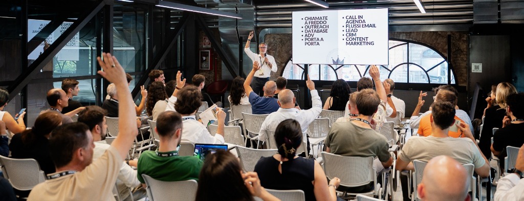 Stefano De Carlo sul palco davanti al pubblico
